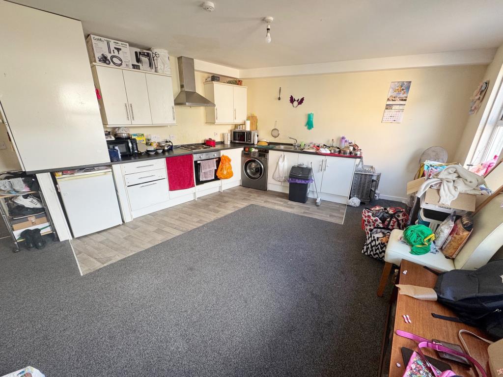 Lot: 82 - FREEHOLD BLOCK OF THREE FLATS FOR INVESTMENT - Flat 2 - Kitchen -Living room